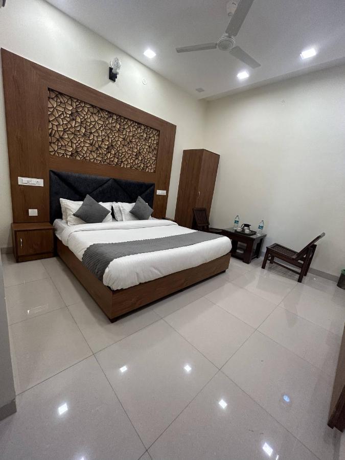 Hotel Woodlark Zirakpur - A Peaceful Stay Kültér fotó